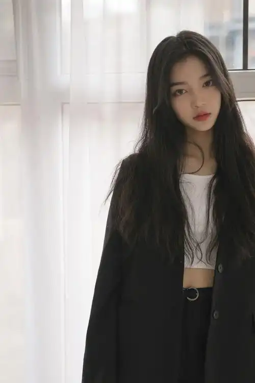 冷艳性感美女黑色系酷美写真图片