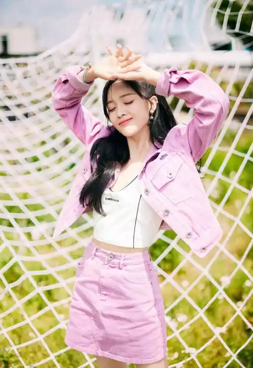 吴宣仪粉色套装户外清新写真图片
