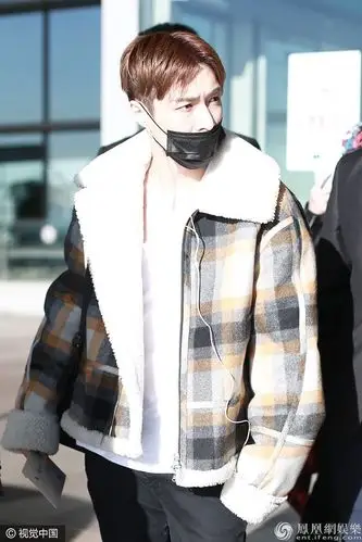 张艺兴穿羊羔毛夹克玩起机场秀用高颜值hold住中分发型