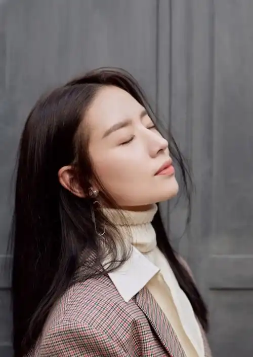 董洁最新街拍,美的令人移不开眼,纯天然的鼻子就是美!