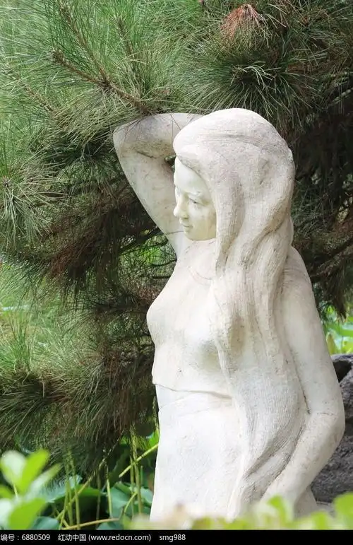 石雕洗头的少女