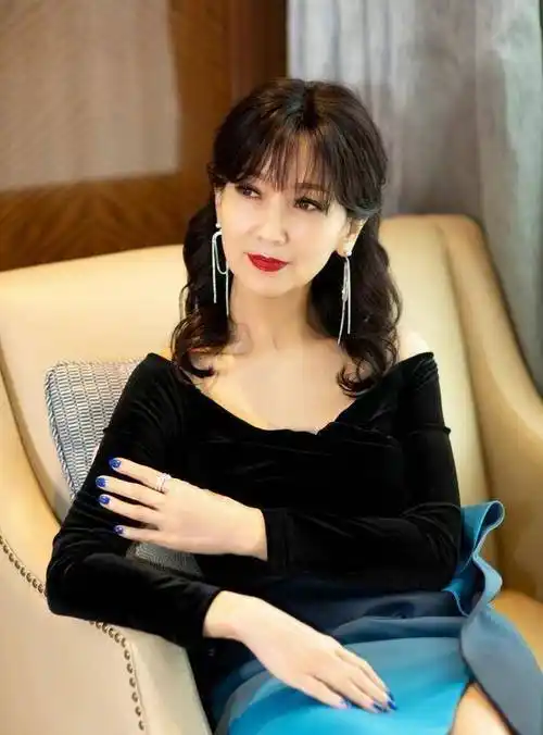 66岁赵雅芝的红娘装真好看穿裙子到老的优雅女性向她看齐