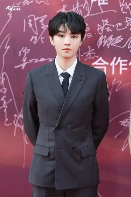 华表奖饭拍路透#王俊凯今日华表奖饭拍黑色双排扣西装造型,板正又帅气