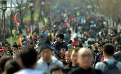 五一全国客流量将超25亿人次假期前一天出现出行高峰