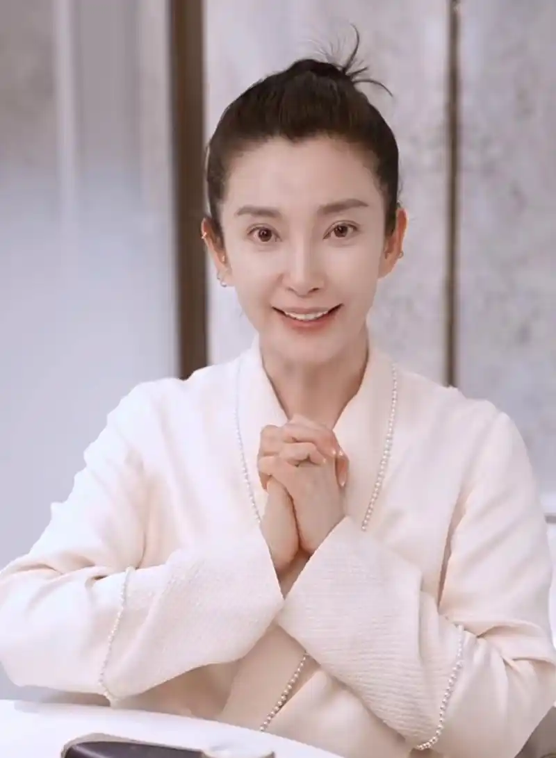 李冰冰的素颜胜过圈内很多女艺人,巴掌脸,皮肤白,唯独眼睛周围显疲态