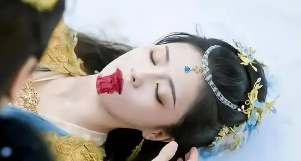 在这个场景中,女主角白鹿是后脑勺先挨的地,按照正常情况来说她的后脑