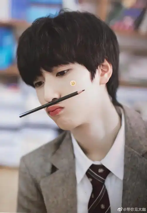 这么可爱的男孩子,你们喜欢吗? @时代少年团-严浩翔_高清图集_新浪网