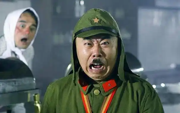 被传全家移民美国?66岁潘长江的紧急回应,暴露了真正的军人气节!