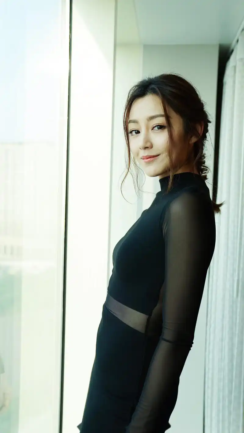 卫诗雅携作品《我的情敌女婿》亮相红毯,英皇艺人汤怡也随电影《某日