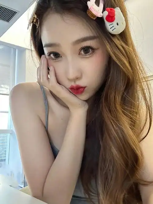 虞书欣kitty猫发夹#虞书欣今日份营业,脑袋比心好可爱戴着kitty猫