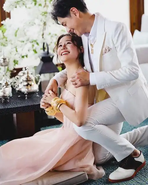 黄翠如萧正楠巴厘岛绝密婚礼照曝光78深情对望sweet到漏!