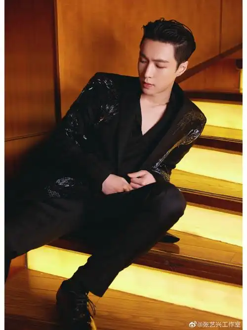 张艺兴西装皮鞋黑袜