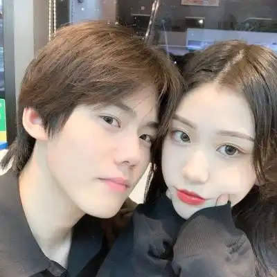 超甜的一左一右的红二人情侣头像追不上从前那个发着光的自己了