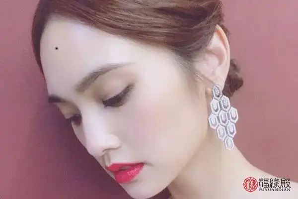 额头左边有痣的女人好不好 有什么说法