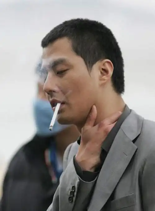 《我是遗物整理师》李帝勋抽烟很自然?16个私下会抽烟的韩星