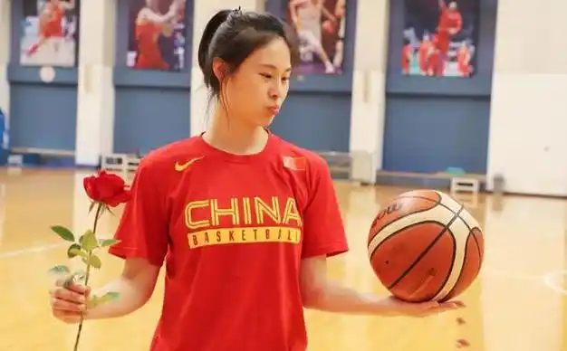 恭喜女篮王思雨正式上任亮相女篮新岗位李梦期待
