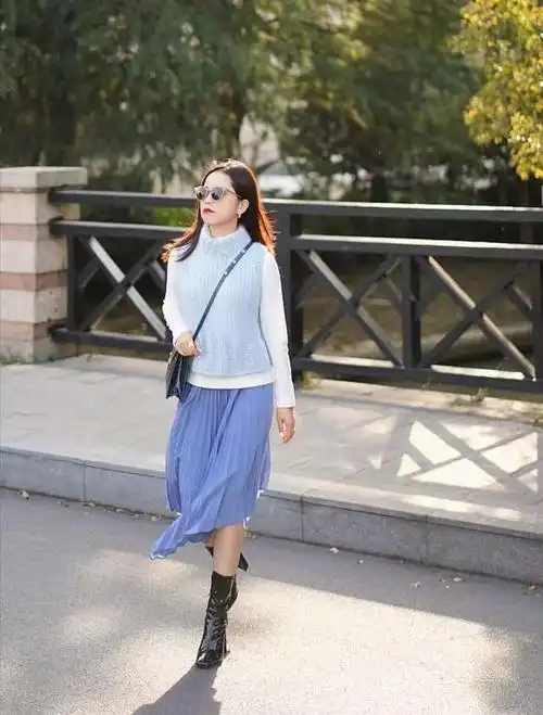 百褶裙搭配什么上衣和鞋子好看