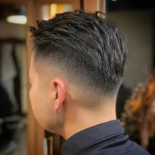 背头造型也要根据自己的头型和脸型来选择,比如说长脸型的男士两侧就