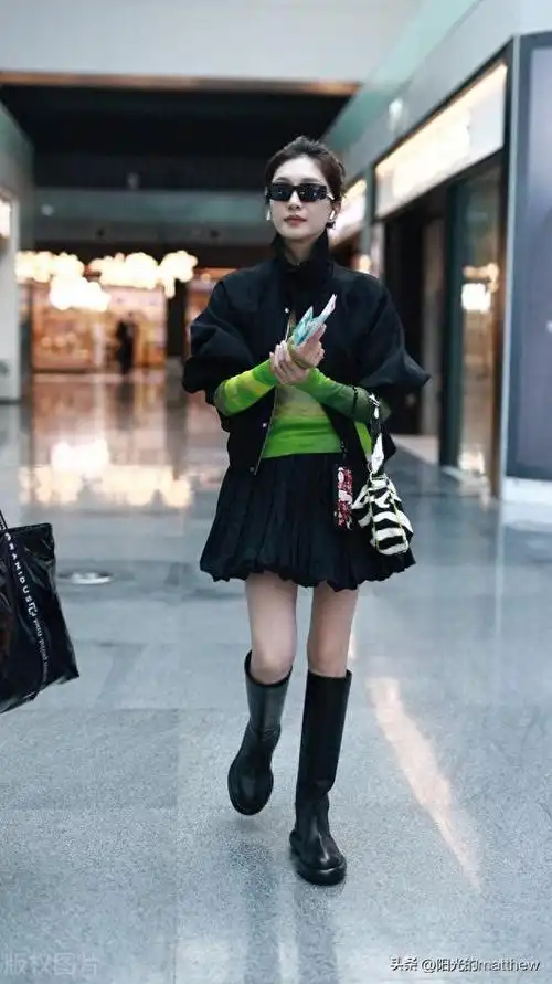 江疏影现身上海机场短裙配长靴酷飒有型