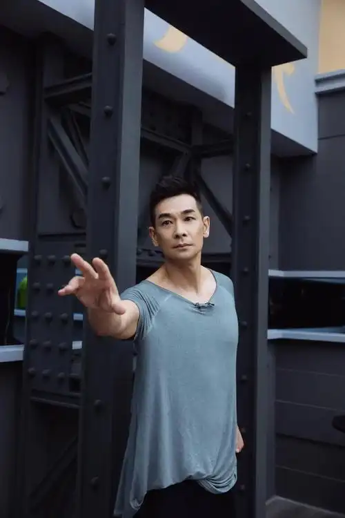 51岁赵文卓揭露业内潜规则演员必须迟到半小时是不正常的排场