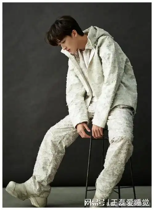 何洛洛什么神仙颜值啊,阳光帅气迷人十足,微微一笑很倾城!