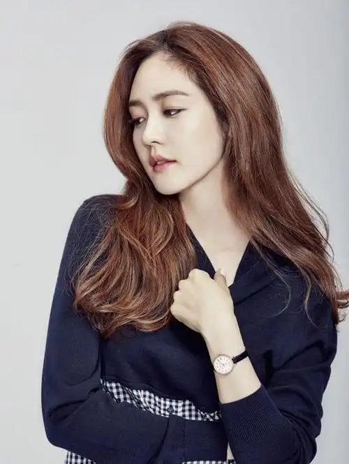 成宥利最新画报,"完美颜值,蛊惑魅力"