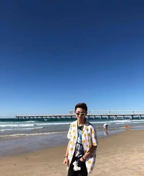 小鬼在澳洲海边拍了几张酷酷的照片,却被粉丝发现他的"小心机"_独角兽