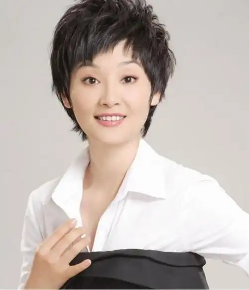 徐帆1967年08月16日出生于湖北省武汉市江汉区,1991年年毕业于中央