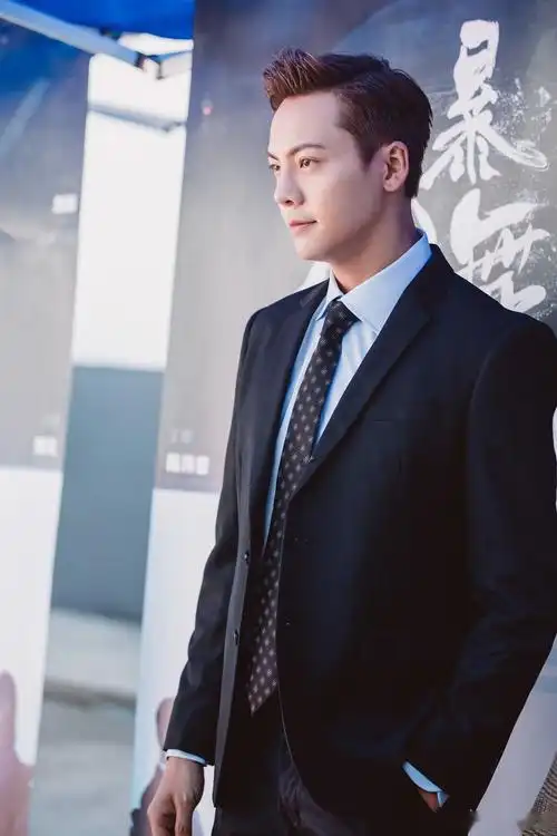 昨日,由陈伟霆领衔主演的电视剧《风暴舞》正式杀青!