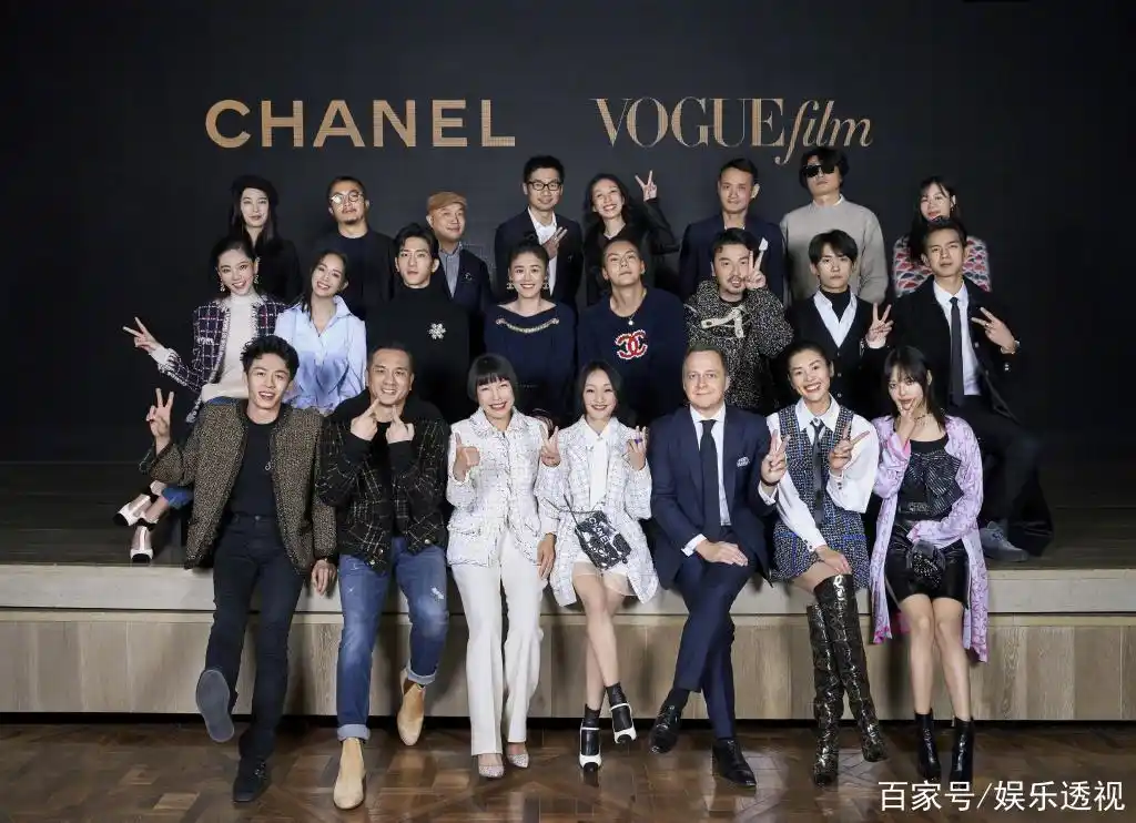 时装电影盛典群星合影,易烊千玺雷佳音现"不高兴"与"没头脑"表情