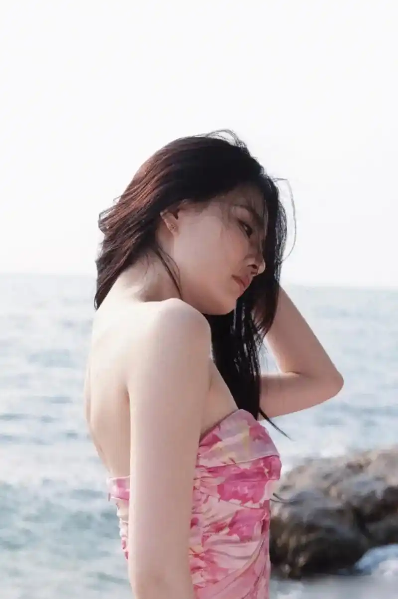 徐璐 海边泳装美照,太性感了!