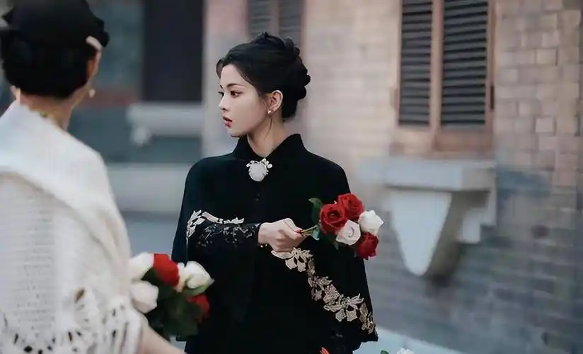 杨超越的性格不是一般人能比的,穿着简单的旗袍,看起来就像一个富家女