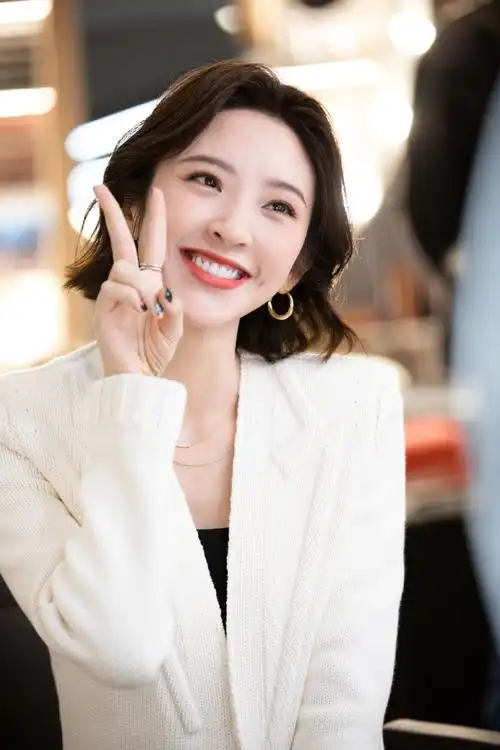 唐艺昕白色西装时尚写真图片