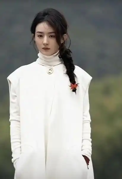 赵丽颖在这段对话里,传递了她"强大内核"的重要信息:第一,我活着有我