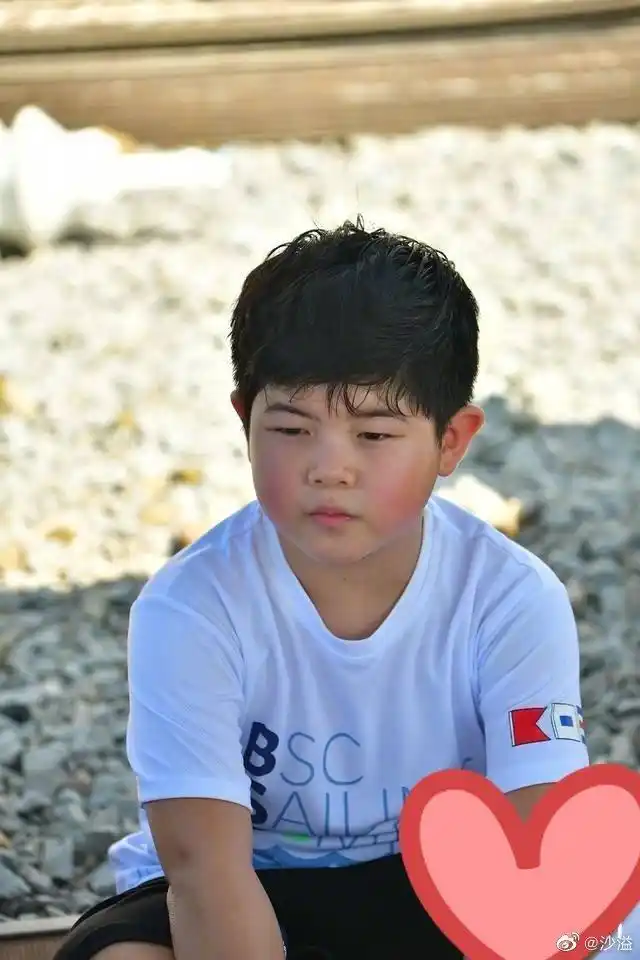 原创沙溢带大儿子游玩,10岁安吉发福肚腩明显,个头长到爸爸肩膀