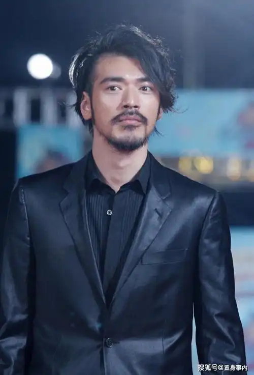 原创男明星留胡子陈晓成中年大叔宝宝帅出新高度而千玺惨不忍睹