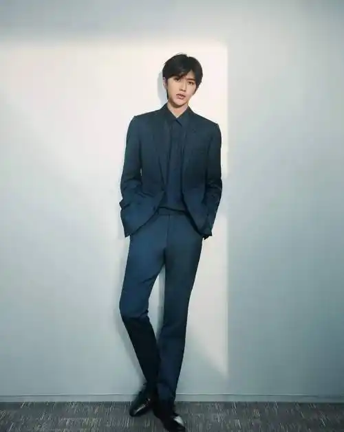 连他的身材比例,也成为了众人的话题,近日,蔡徐坤的身材比例上了热搜