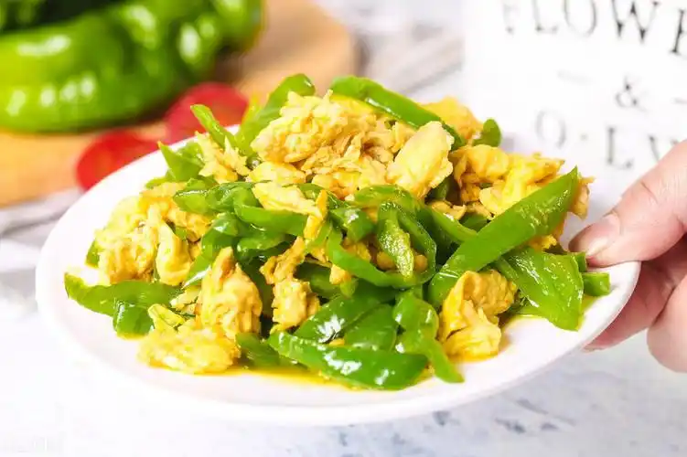 青椒炒蛋怎么做才好吃视频(青椒炒鸡蛋先炒什么)-第4张图片