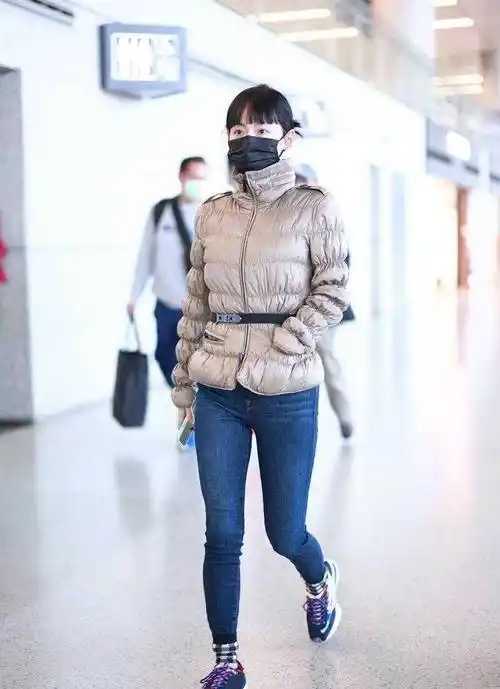 张嘉倪厉害了,把"腊肠"羽绒服穿出时髦范,配腰带超显