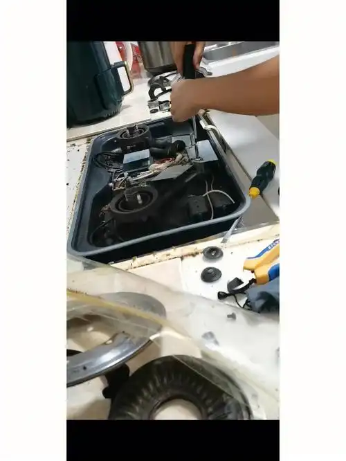 此故障为两个电池的燃气灶,共用一个电磁阀.故障原因