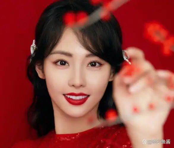 9日有八卦媒体释出所拍张嘉倪画面,声称她"深夜醉酒",描述她粉色头发