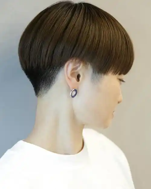 女士推边短发:利落显年轻,时尚新潮流