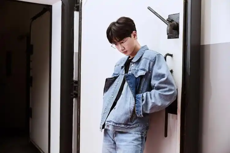 汪苏泷牛仔外套帅气写真,高清图片-纯色壁纸