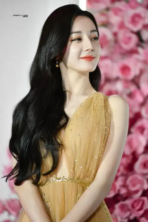 迪丽热巴金色长裙梦回乔晶晶##迪丽热巴轻纱拖地裙