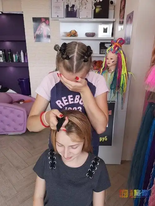 俄罗斯美女现场编发让盛夏清爽动人