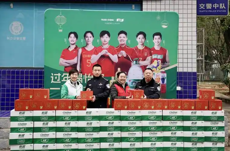 活动当天,刘朝辉劳模委员工作室协调下华润怡宝派赠点驻扎在长沙火车