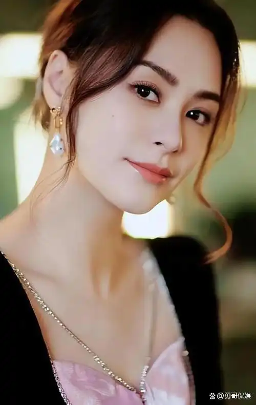 因长相太美看呆钟汉良,男友愿花1亿为她赎身,她到底有多迷人?