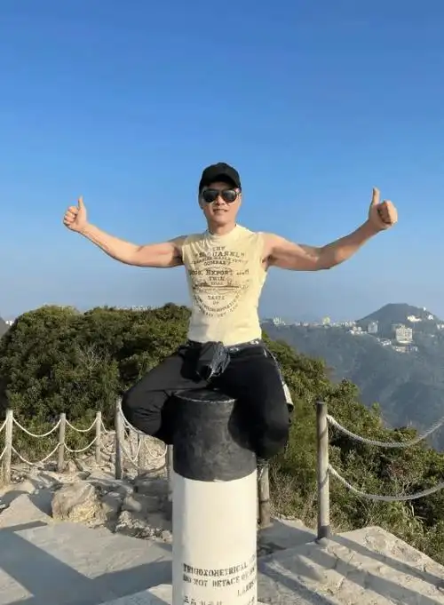 原创关之琳与吕良伟甄子丹豪宅内聚餐62岁似30岁少妇网友涂了防腐剂