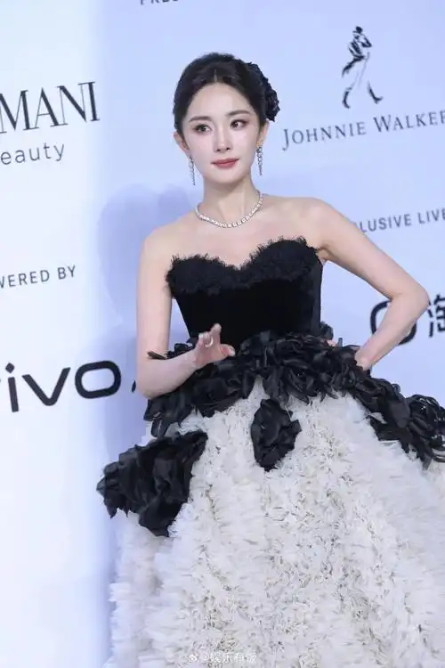 杨幂重返20岁##gq红毯