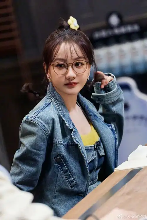 【《#大侦探游乐园惊魂#》高清剧照】之蓉客服@杨蓉:外外外星人运动